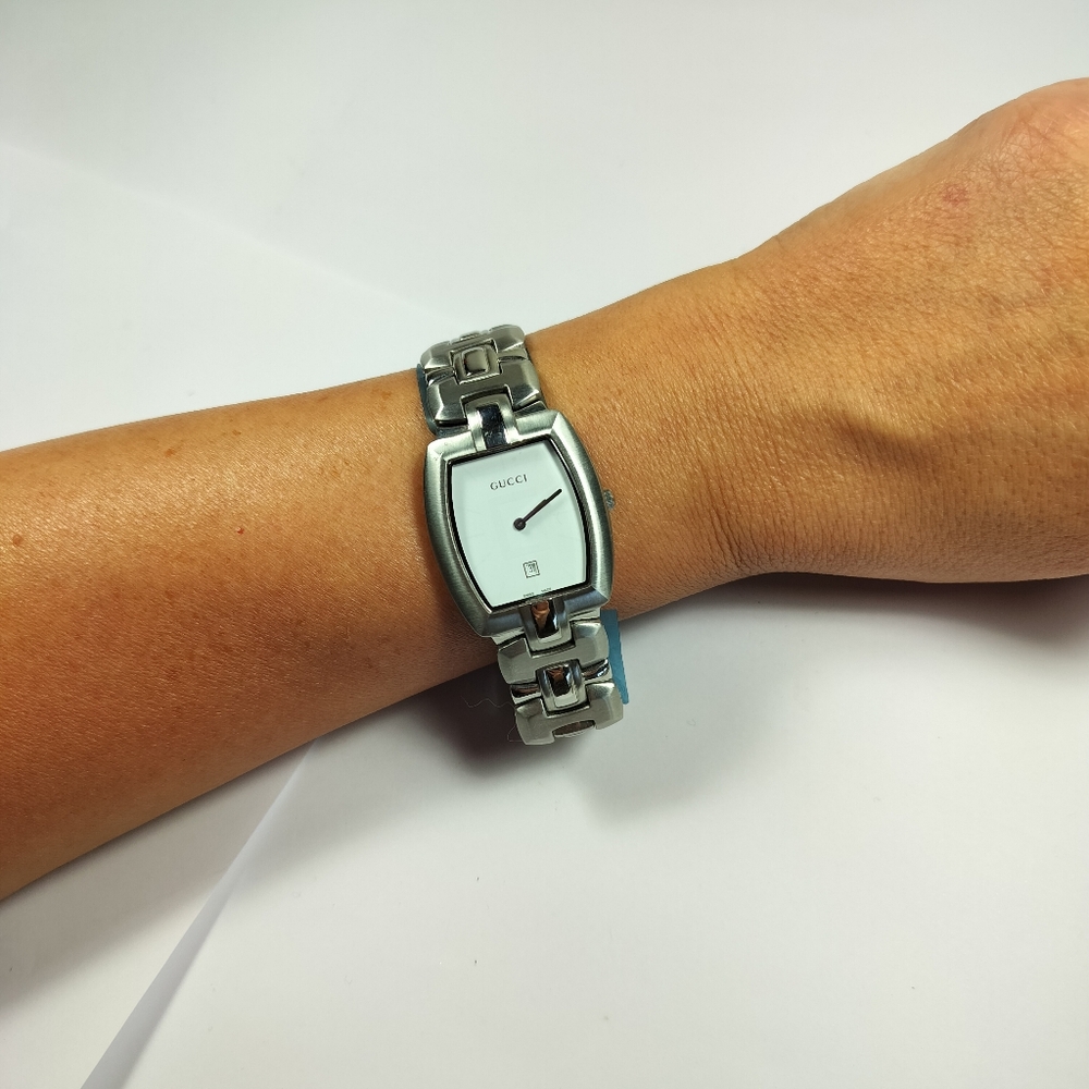 Gucci Women's Watch in New Condition *Needs battery replacement* - Picture 11 of 11